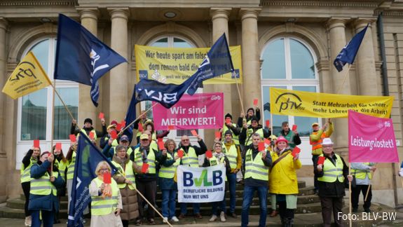 Am 14. November haben Berufsschullehrkräfte in Dresden und Stuttgart für die Forderungen des dbb demonstriert.