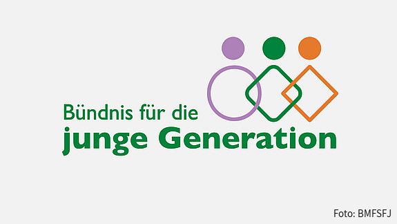 Das Logo des Bündnisses für die junge Generation zeigt neben dem namengebenden Schriftzug einen Kreis in Lila und zwei Rauten in Grün und Orange als stilisierte Figuren, die sich überlappen.