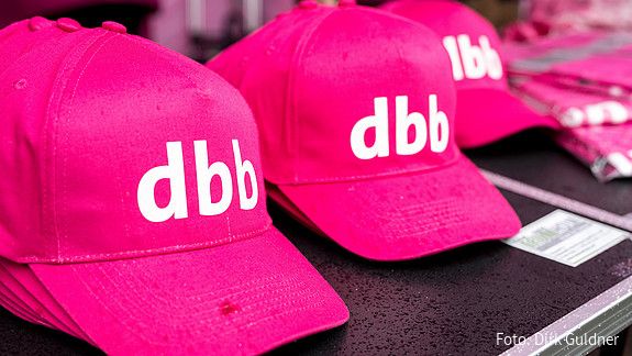 Drei schräg hintereinander aufgereihte dbb Baseball Caps 