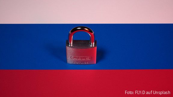 Die russische Flagge auf der sich ein verschlossenes Schloss befindet