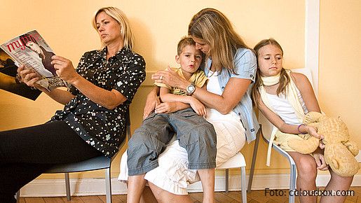 Mutter mit Kindern in Wartezimmer